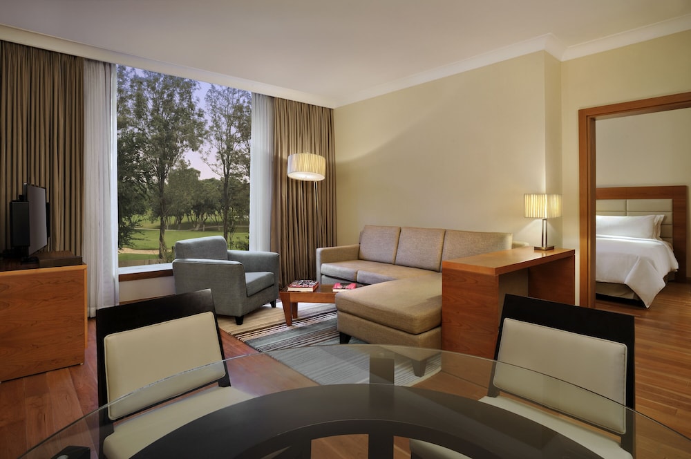 Two Bedroom Luxury Suite, Golf Course View, Cocktail hours photo 3