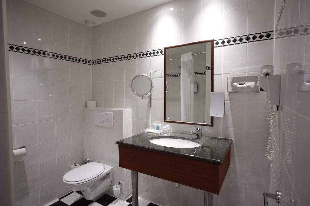 Standard Room, 1 King Bed, Balcony (Bath) thumbnail 5