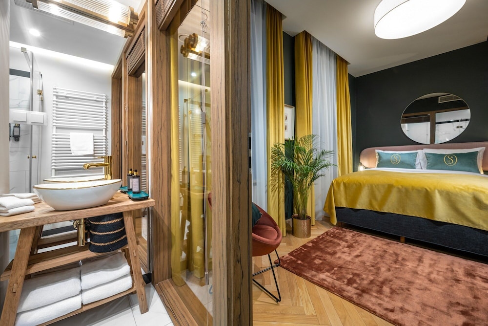 Deluxe Double Room (River View) - Photo 2