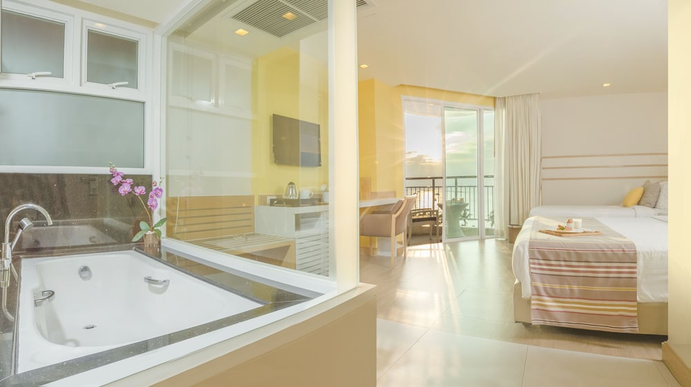 Family Triple Room, City View photo 2