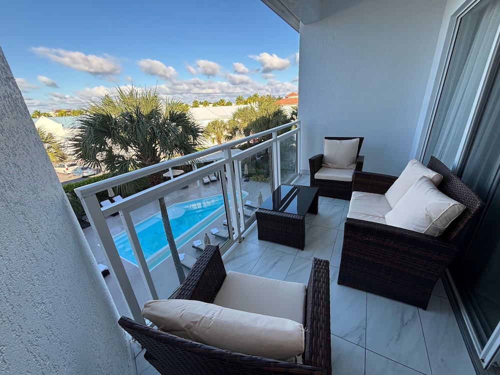 Family Room, 2 Queen Beds, Balcony, Pool View photo 3