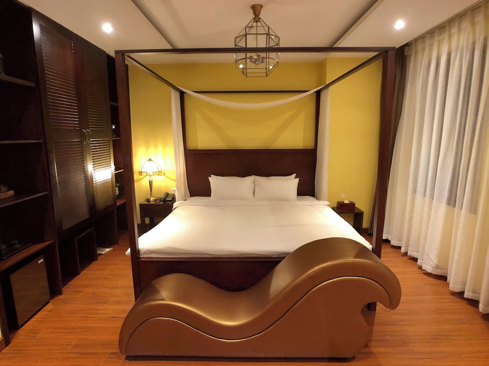 Superior Studio Suite, City View