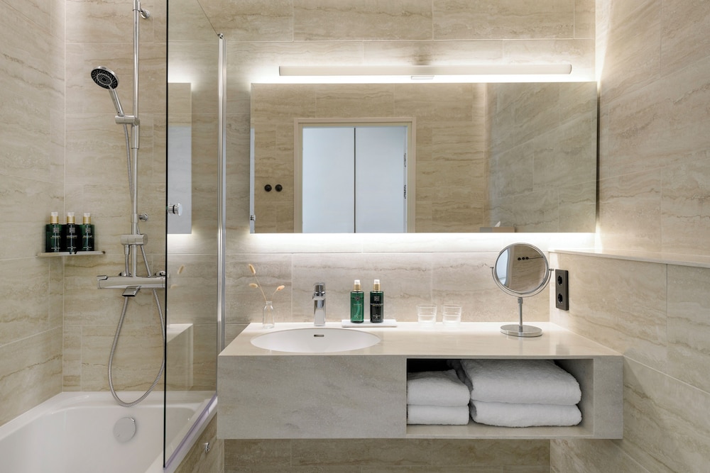 Room, 1 King Bed (Solo Up) - Photo 7