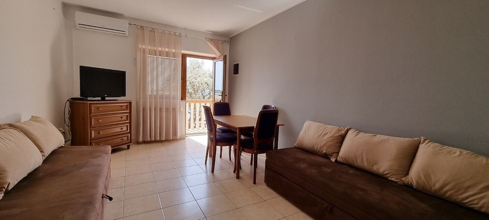 Apartment (Mark - 10 m from sea - A6(2+2))