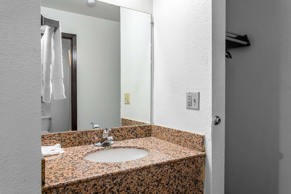 Deluxe Room, 2 Queen Beds, Non Smoking, Refrigerator & Microwave - Photo 9