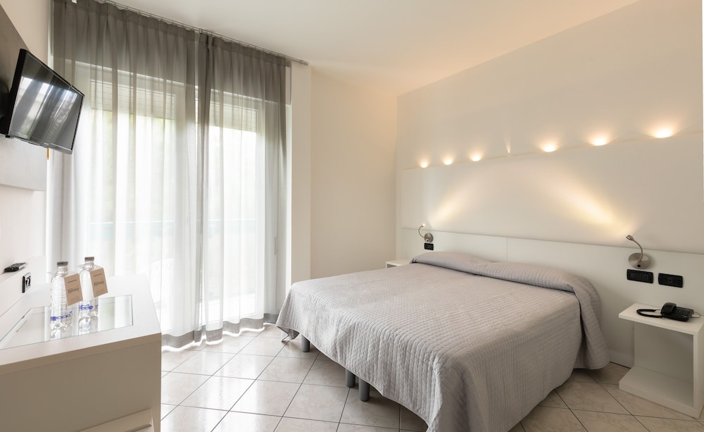 Deluxe Double or Twin Room photo 2