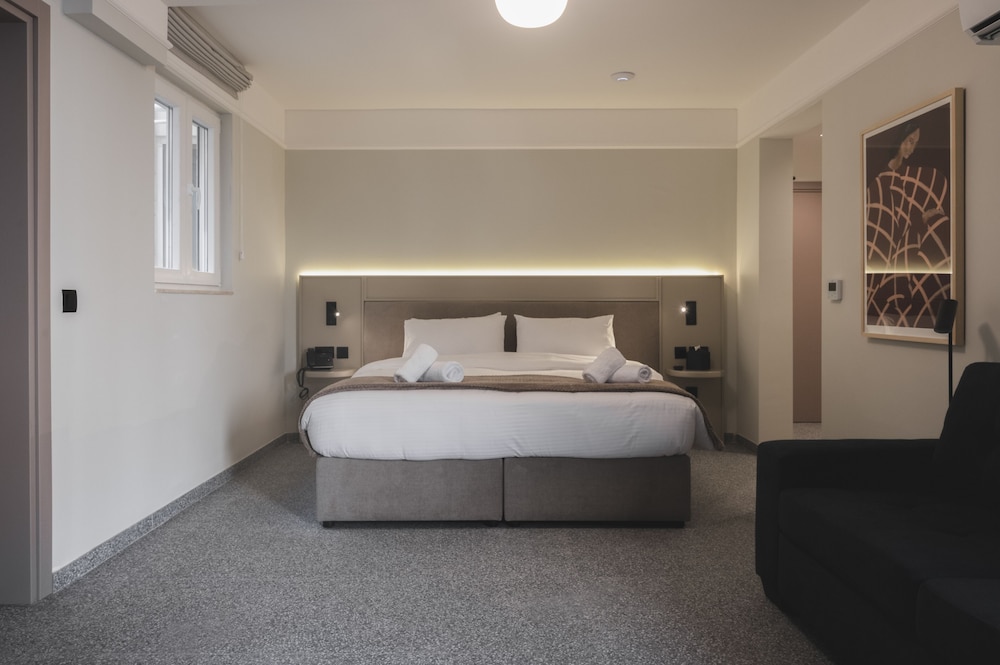 Superior Triple Room, 1 Bedroom, Balcony, Courtyard View photo 2