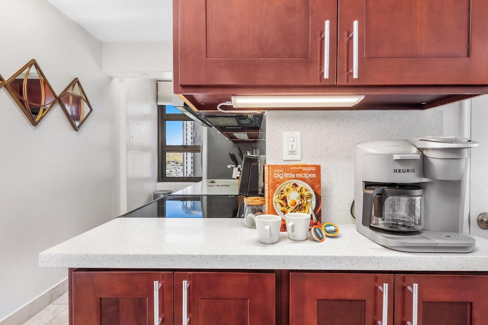 High Floor Ocean View Condo (King Bed and Parking): Condo, 1 Bedroom, Ocean View (0123) photo