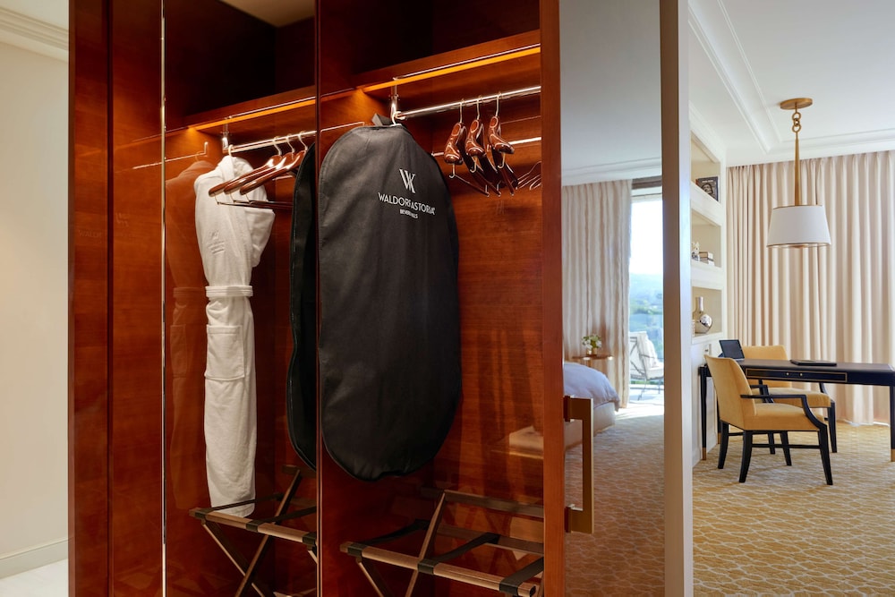 Deluxe Room (Mobility & Hearing, High Floor)