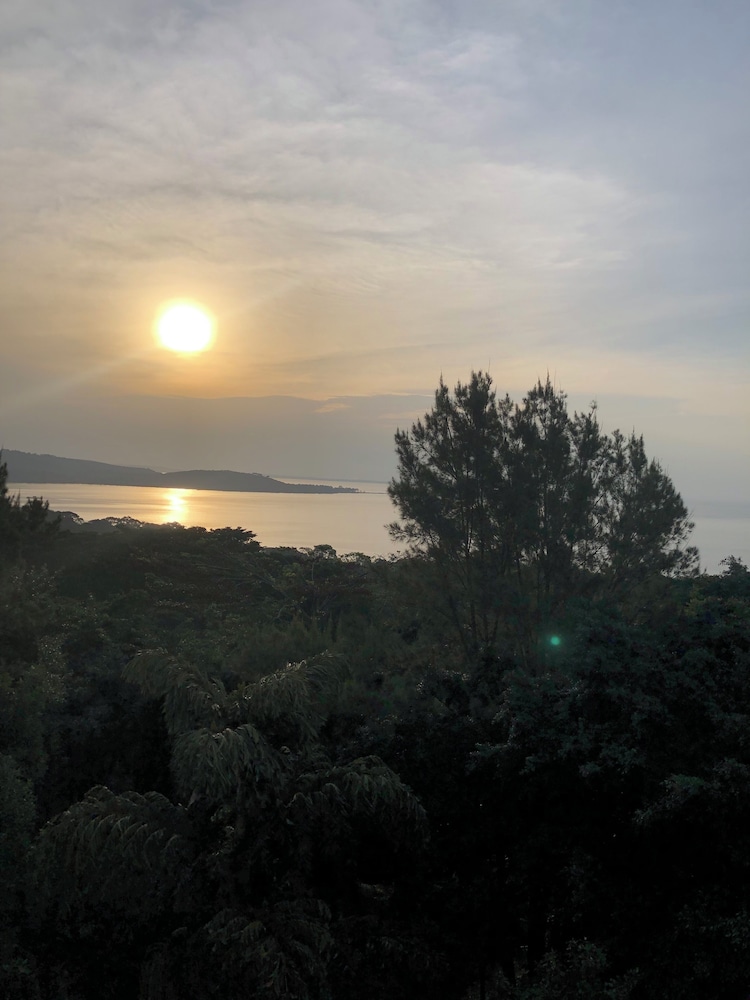 Executive Twin Room, 1 Bedroom, Partial Lake View, Executive Level photo 3