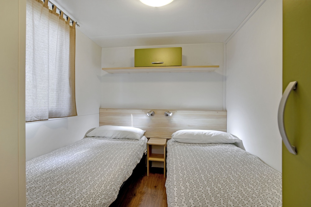Deluxe Mobile Home, 3 Bedrooms, Kitchen photo 3