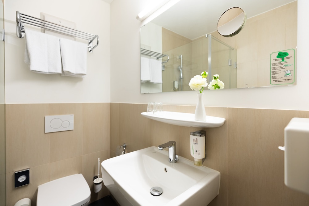 Standard Double Or Twin Room - Photo 6