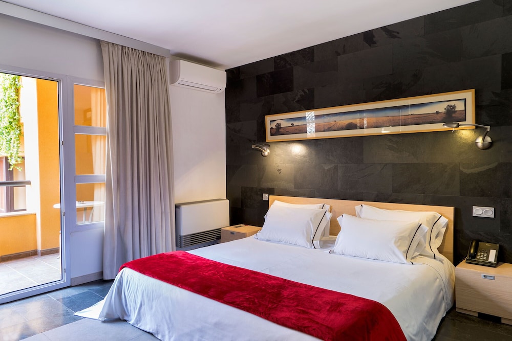 Suite - Photo 1