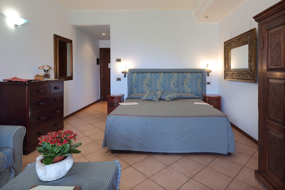 Deluxe Room, Hot Tub - Photo 4