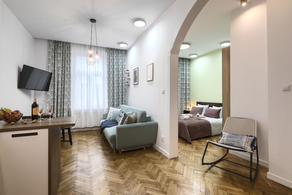 Deluxe Apartment, 1 Queen Bed with Sofa bed, Refrigerator & Microwave photo 1