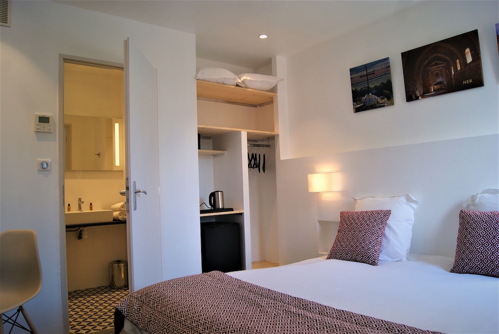 Standard Double or Twin Room photo 1