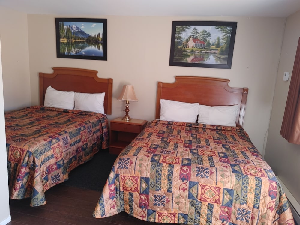 Standard Room with 2 Queen Beds photo 2