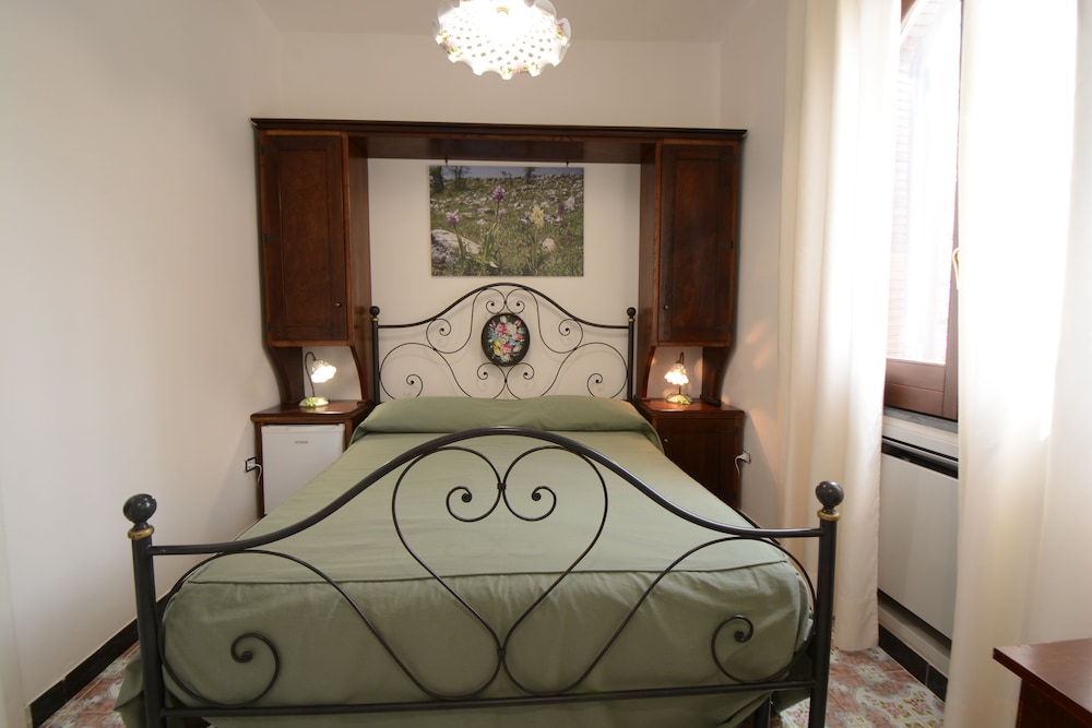 Economy Double Room photo 1