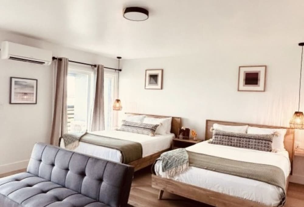 Premium 2 Queen beds with sofa sleeper ,ocean view- Non pet-friendly photo 2