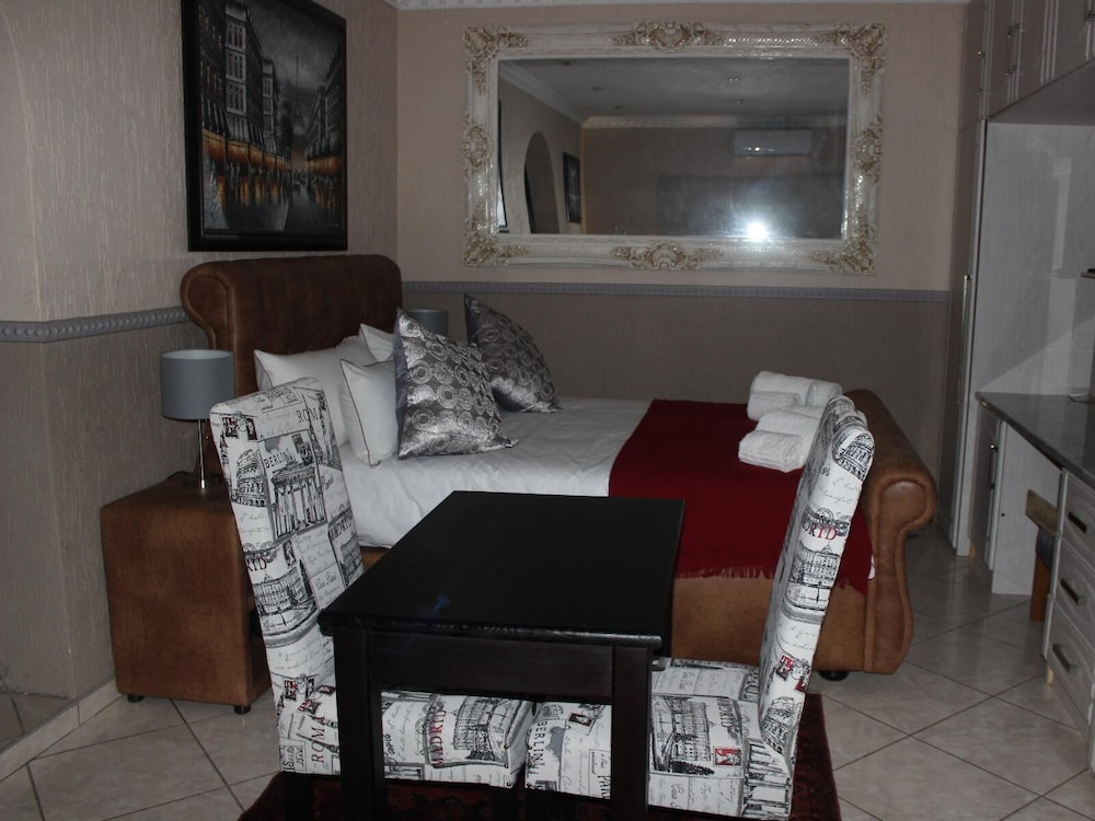 Honeymoon Studio Suite photo 3