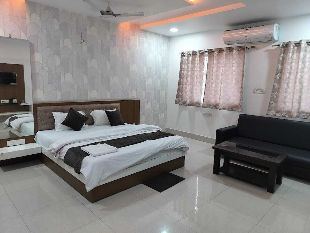 Deluxe Double Room, 1 Bedroom, Smoking, City View