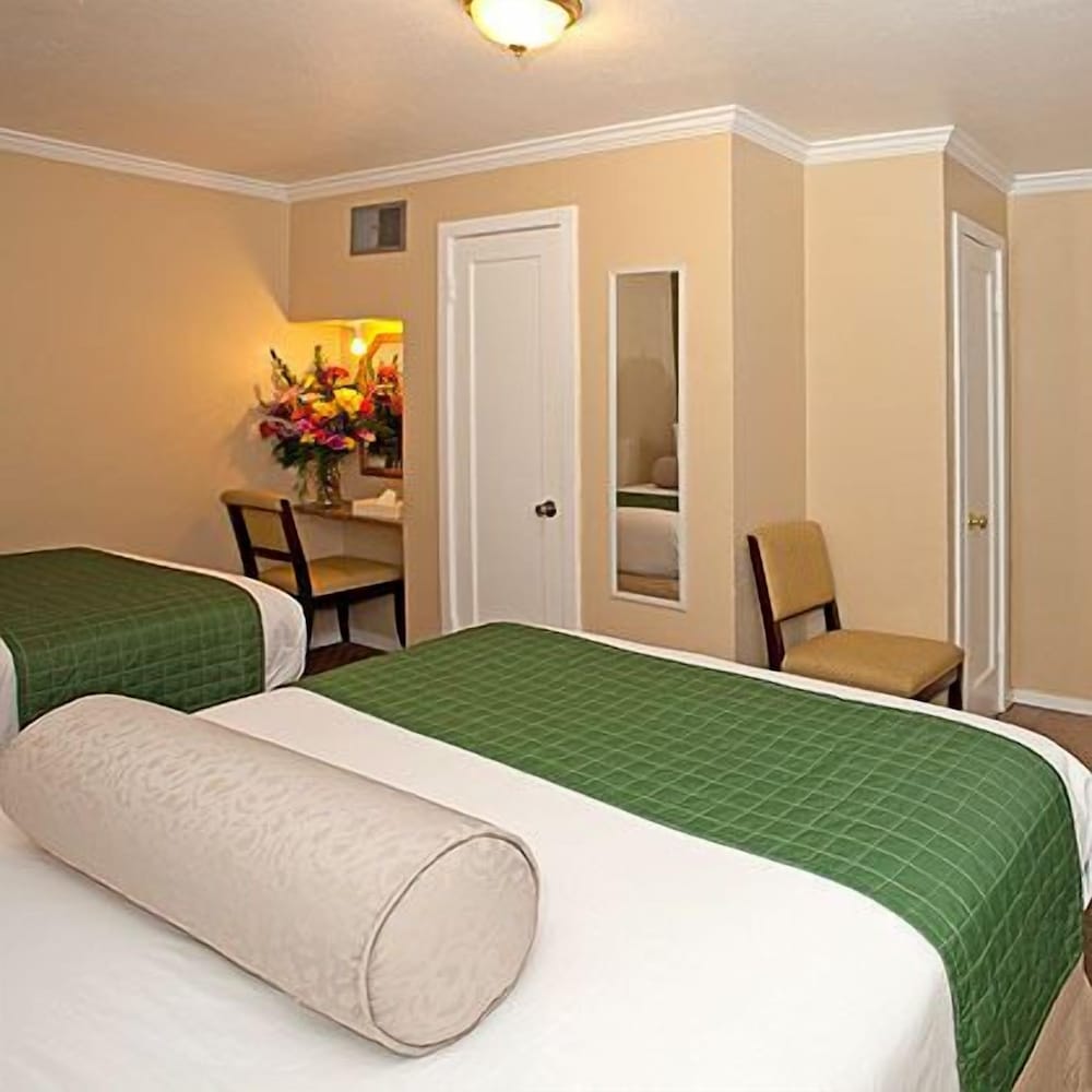 Standard Room, 1 Queen and 1 Double Bed, Non Smoking - Photo 4