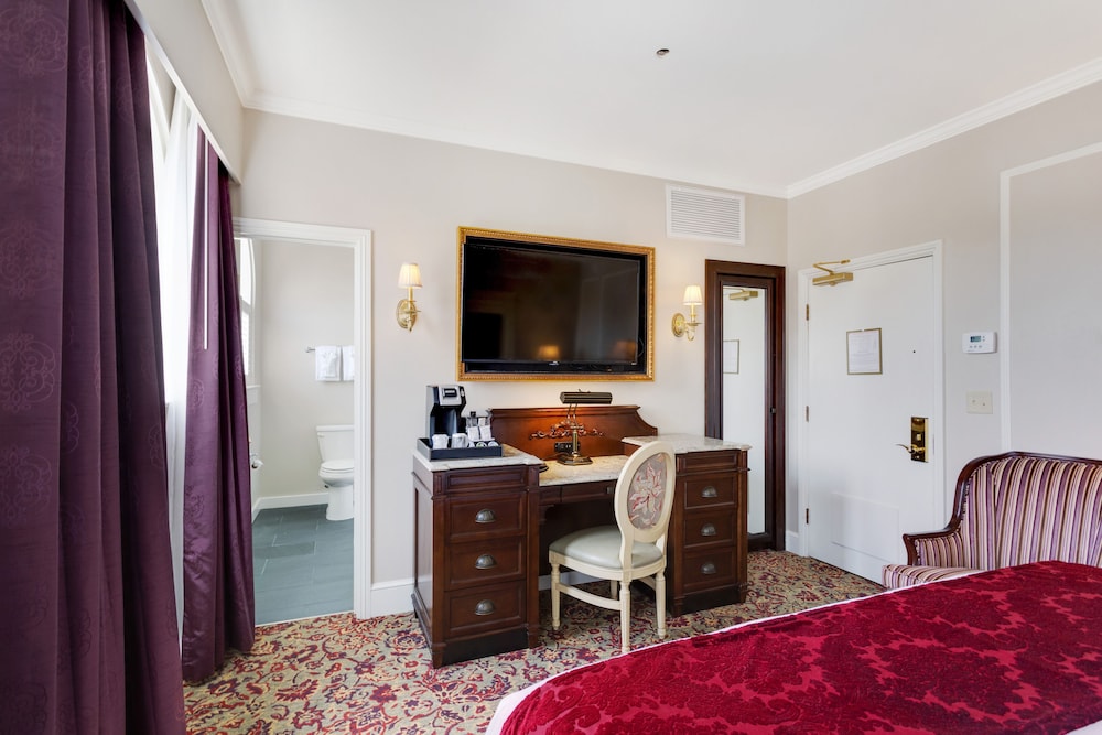 Deluxe Room, 1 King Bed - Photo 2