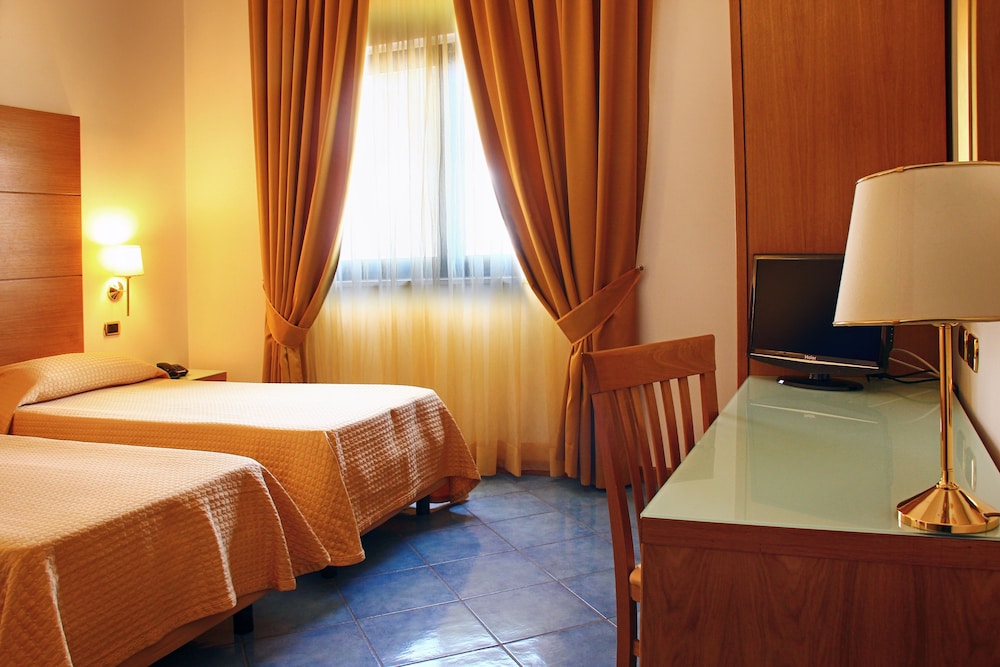 Standard Double or Twin Room - Photo 3