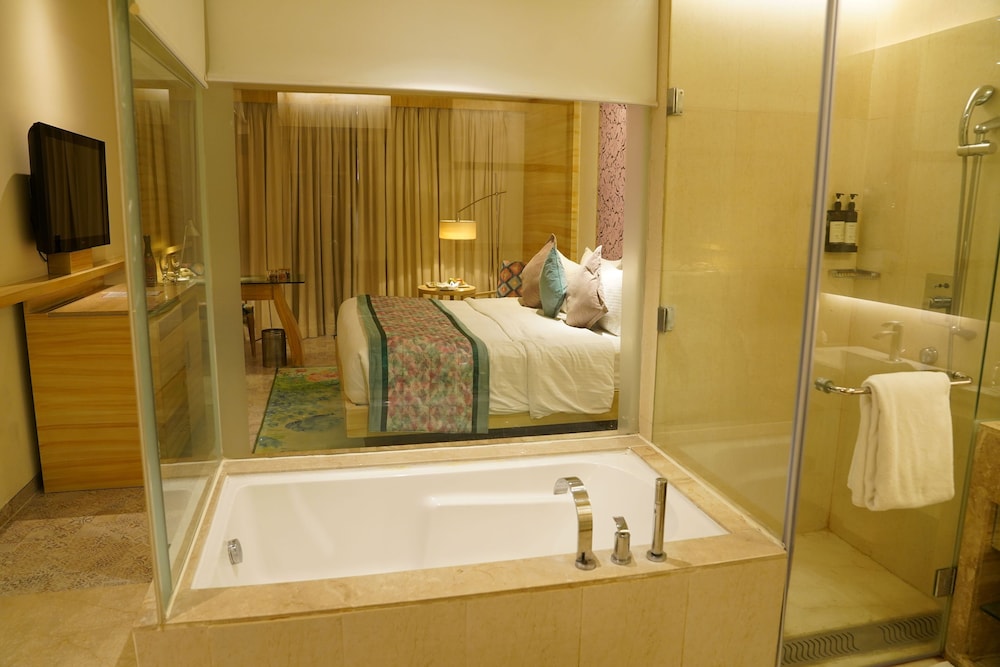 Premium Room King Bed Front View with Bath Tub - Photo 3