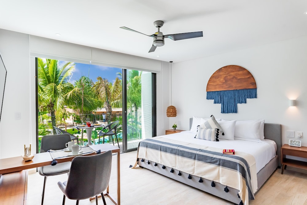 Standard Studio, 1 King Bed, Lagoon View