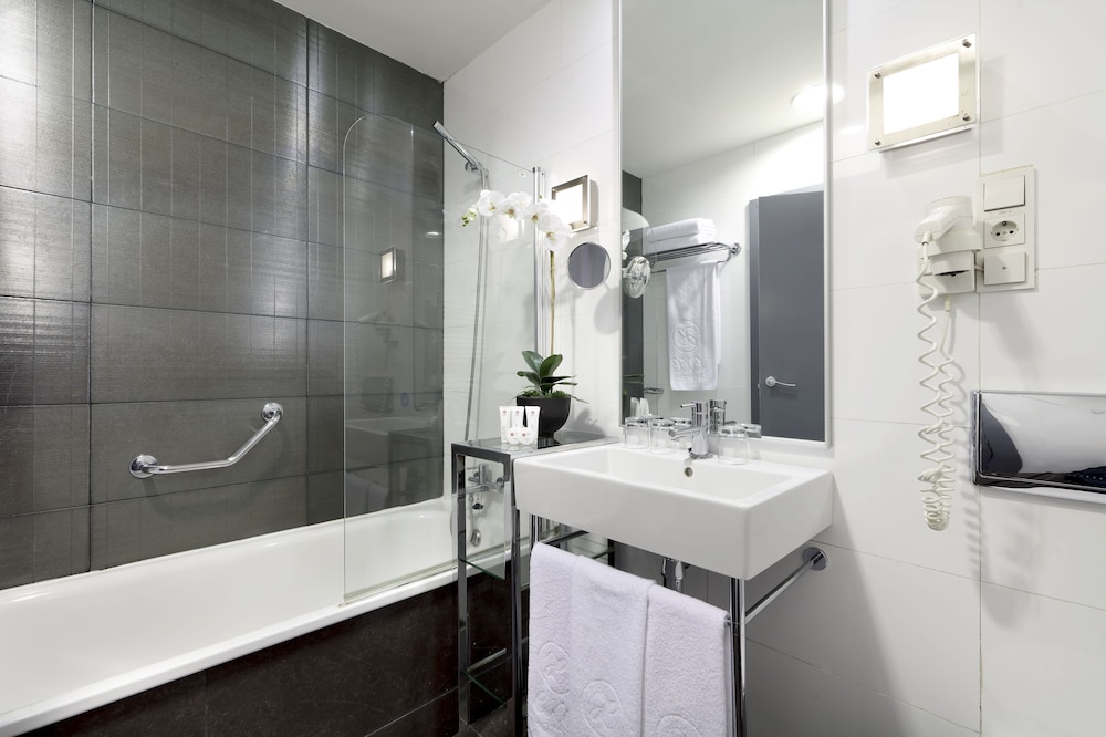 Double or Twin Room - Photo 5