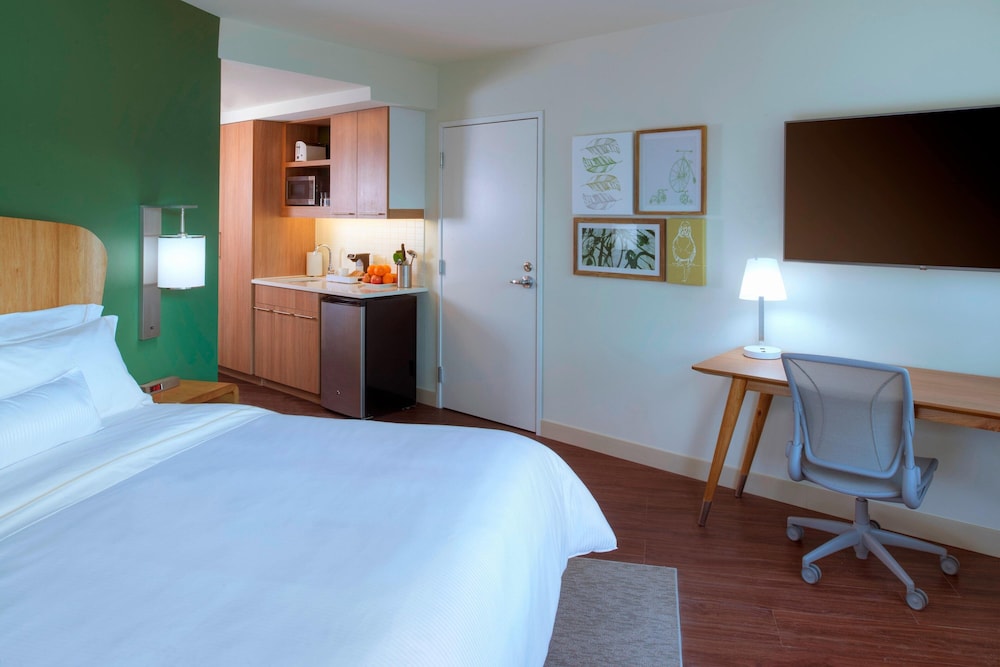 Room, 1 King Bed (Mobility Accessible, Roll-in Shower) - Photo 2