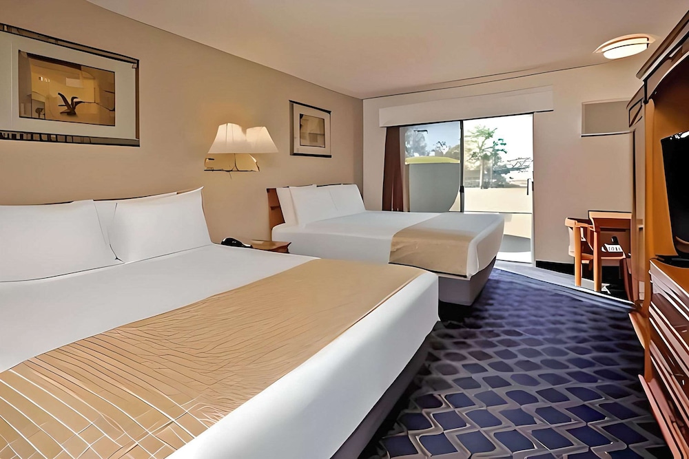 Standard Room, 2 Queen Beds, Non Smoking photo 1