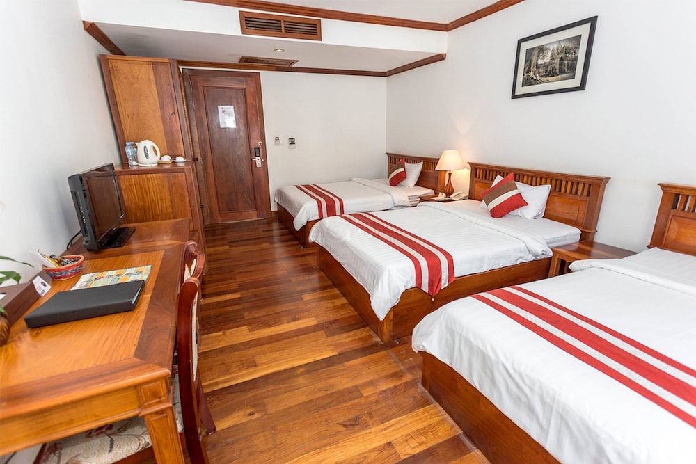 Deluxe Triple Room with Balcony - Photo 10