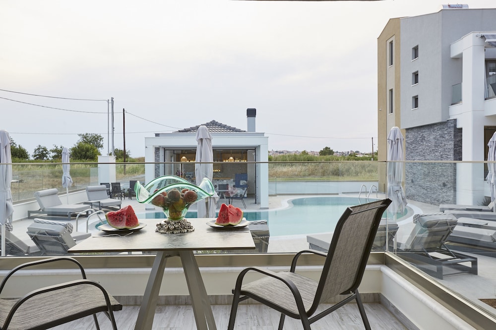 Triple Room, Pool View photo 2