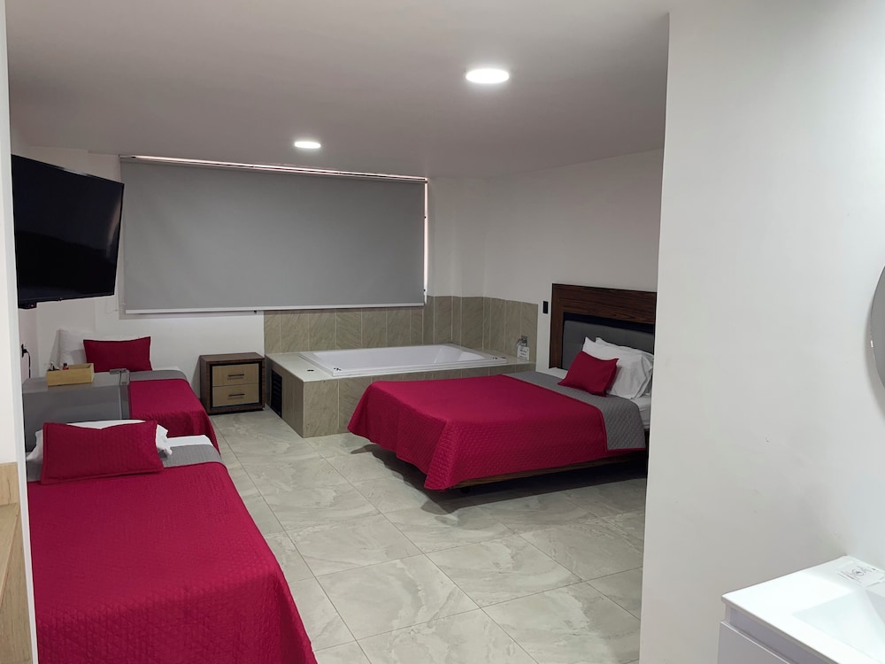 Deluxe Quadruple Room, Hot Tub photo 2