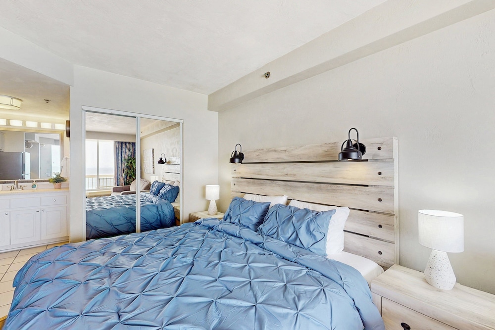 Studio, 1 King Bed with Sofa bed, Balcony, Ocean View (Daytona Beach Resort 406)