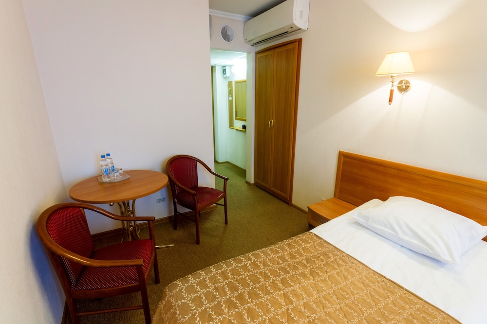 Standard Room, 1 Queen Bed photo 1
