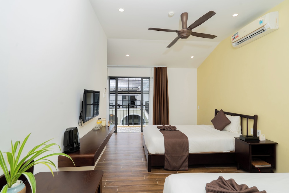 Family Room, 2 Bedrooms, 2 Bathrooms photo 3