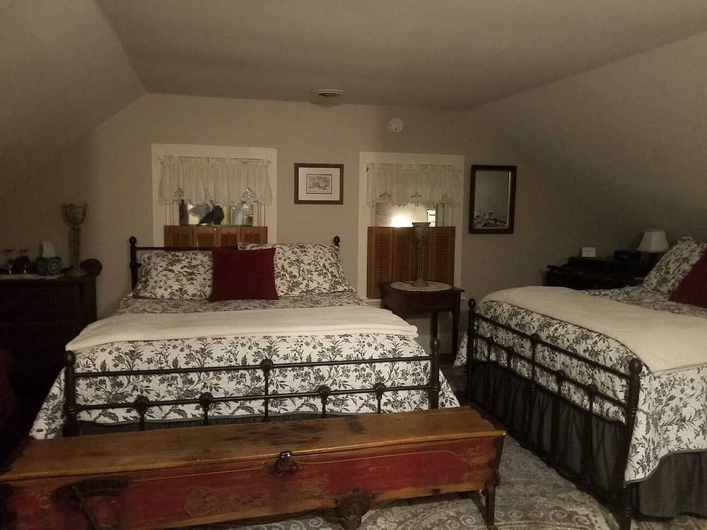 Room, Private Bathroom (2. The Depot Room)