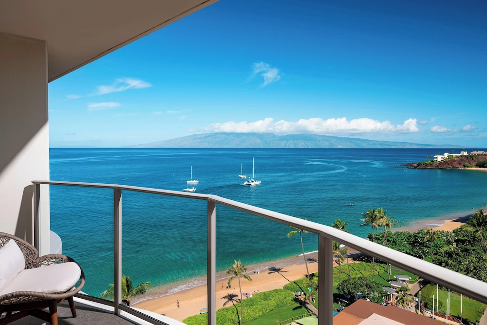 Club Room, 1 King Bed With Sofa Bed, Roll-in Shower (mobility Accessible, Hokupa'a Tower)