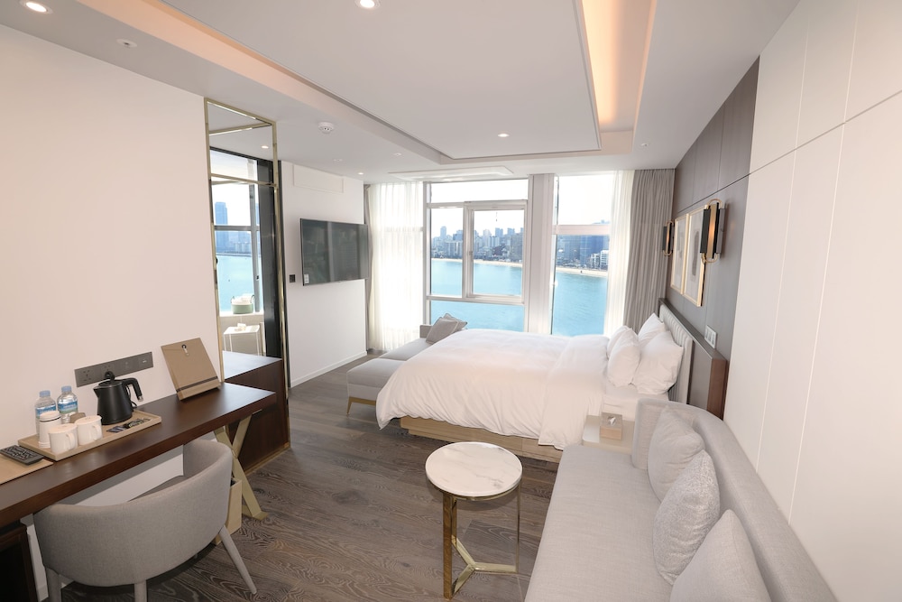 Royal Suite Room -Breakfast Included,Unlimted Starbucks Coffee Bean,OTT Available,15PM CI / 13PM CO photo 1