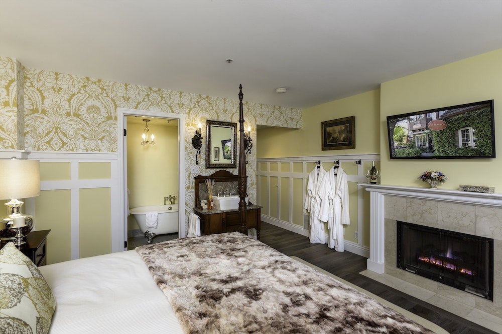 Premium Double Room (Room 04 - PREMIUM KING) photo 2