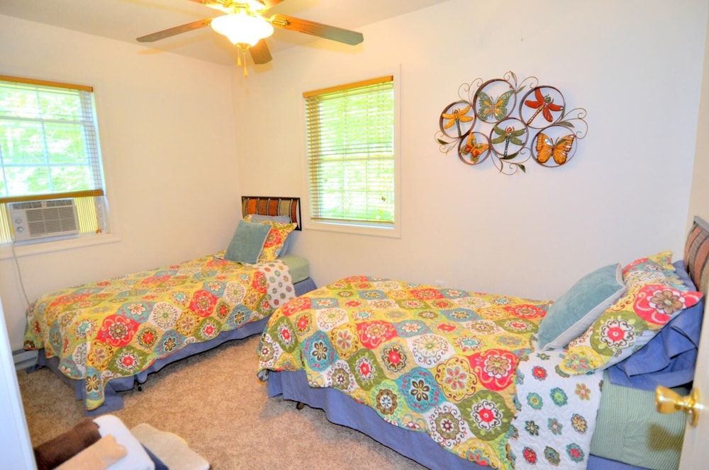 House, Multiple Beds (Trails End River Retreat - Riverside) photo 3