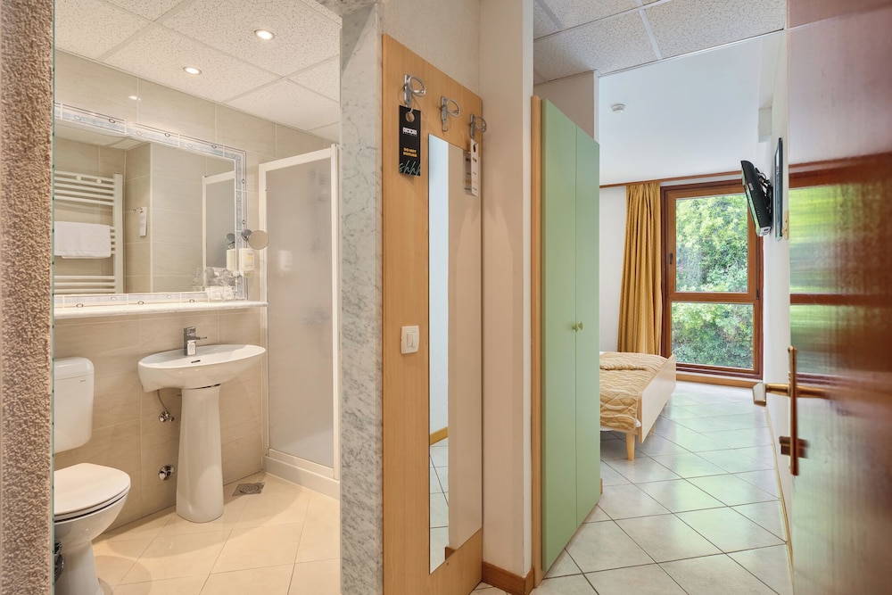 Economy Double or Twin Room, Hill View photo 2