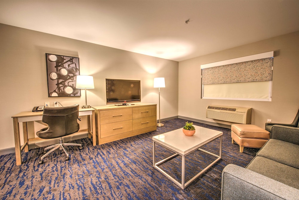 Suite, Multiple Beds, Non Smoking, Refrigerator & Microwave (with Sofabed) photo 3