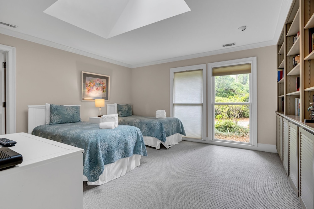 House, Multiple Beds, Pool Access, Pool View (16 Turnberry Lane)