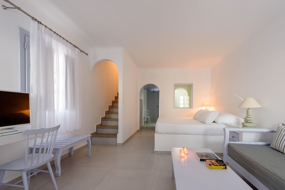 Senior Suite, Private Pool (Volcano & Sunset View) - Photo 8