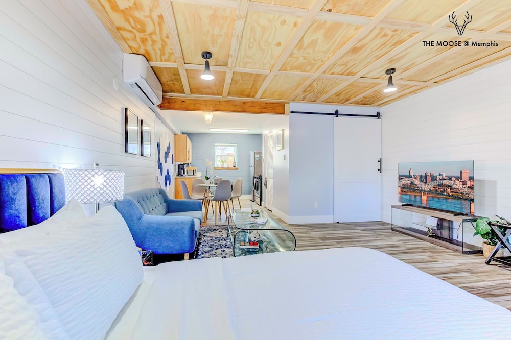 Deluxe Studio Suite, 1 Queen Bed, Non Smoking, Ground Floor