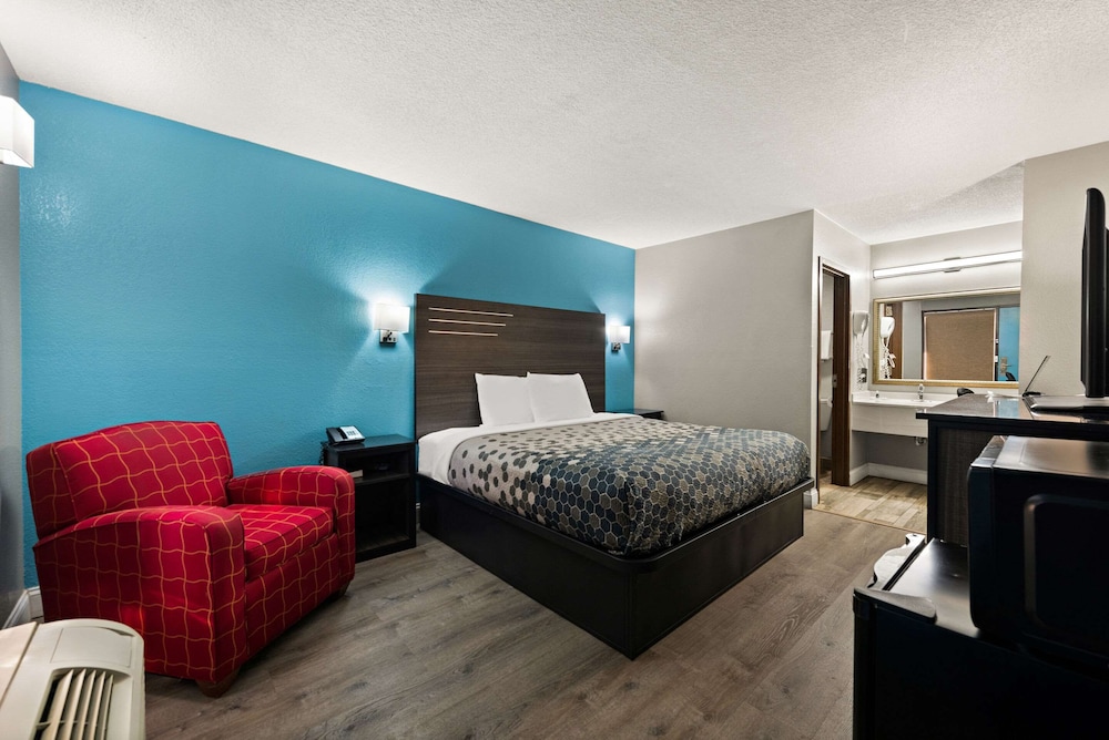 Standard Room, 1 King Bed, Non Smoking - Photo 1
